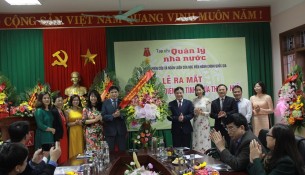 Assoc.Prof.Dr. Nguyen Hoang Hien, Deputy Director General, NAPA Branch Campus in Hue City giving flowers to congratulate the State Management Review