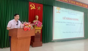 Deputy Director General, NAPA Branch Campus in Hue city speaking at the event