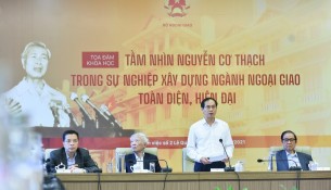 Former Foreign Minister Nguyen Dy Nien, Minister Bui Thanh Son, former Deputy Prime Minister Vu Khoan, Deputy Foreign Minister Dang Minh Khoi (from right to left).