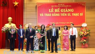 Assoc Prof.Dr Trieu Van Cuong and Dr Dang Xuan Hoan presenting degrees to newly graduated doctors.