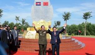 Prime Minister Pham Minh Chinh and Prime Minister Hun Sen visited the memorial stone at X16 area in Loc Tan commune, Loc Ninh district, Binh Phuoc province - the first stop in Vietnamese territory of Prime Minister Hun Sen and his team on June 20, 1977.