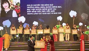 Prime Minister Pham Minh Chinh and Vice President Vo Thi Anh Xuan awarding a certificate of merit to Assoc.Prof.Dr. Nguyen Thi Hong Hai, Dean, Faculty of Administrative Sciences, National Academy of Public Administration