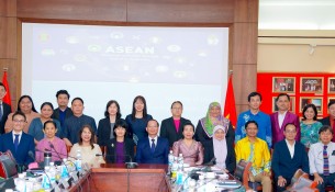 Assoc. Prof. Dr. Nguyen Ba Chien, NAPA President, presenting gifts to international delegates