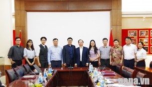 A group photo of the meeting participants.