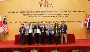 Plenary speakers and Chairs being awarded Certificates of recognition for their contributions to the Conference Plenary III.