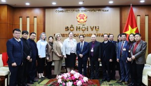 A group photo of Vice Minister Trieu Van Cuong, Ms. Larissa Bezo and delegates after the meeting.