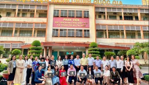 A group photo of the program delegates.