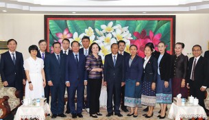 A group photo of Minister Pham Thi Thanh Tra, Director Phu-vong On-kham-sen, and meeting participants.