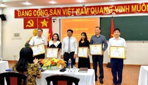 Dr. Truong Cong Hoa, Executive Deputy Director of NAPA HCMC, awarding certificates of merit to outstanding participants.