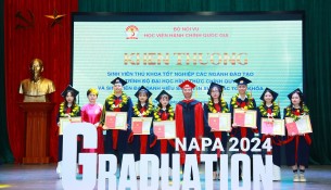 Assoc. Prof. Dr. Nguyen Ba Chien, NAPA President and Dr. Le Thanh Huyen, Director of Graduate Training Management, awarding Certificates of Merit and Bachelor's Degrees to the top-performing students and the valedictorians of the full-time undergraduate programs - Class of 2024.