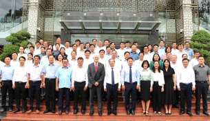 Leaders of the People's Committee of Tay Ninh Province, NAPA, and the Chandler Institute of Governance with 60 participants of the training course.