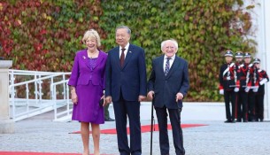 Irish President Michael D. Higgins (R) and his spouse welcome Party General Secretary and State President To Lam.