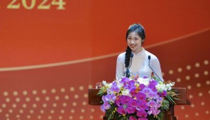 Student Luong Ngoc Diep from Class 24B, Major Party Building and State Government, representing NAPA students and learners to deliver a speech at the opening ceremony.