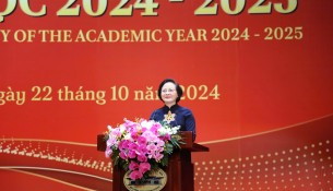 Minister of Home Affairs Pham Thi Thanh Tra delivering her remarks to celebrate the new academic year 2024-2025 at the National Academy of Public Administration.