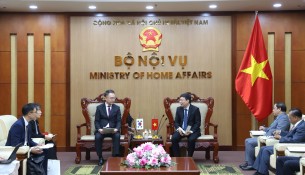 Vice Minister Truong Hai Long having a meeting with Mr. Kim Chae Hwan, NHI President, Republic of Korea.