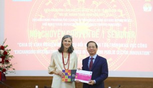 On behalf of UNDP in Viet Nam, Ms. Ramla Khalidi introducing and presenting NAPA with the book “Handbook on Innovation in the Public Sector.”