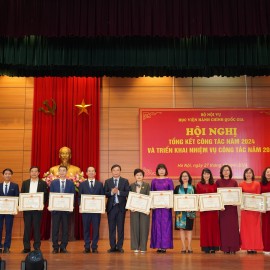 Vice Minister of Home Affairs Truong Hai Long presented certificates of merit to individuals who achieved outstanding results in their work during the 2023–2024 academic year.