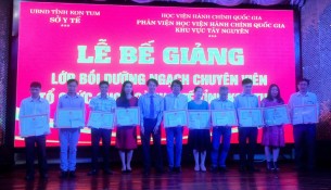 TS. Lê Văn Từ trao giấy khen cho các học viên đạt thành tích học tập xuất sắc