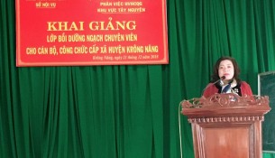 Bà H'Yao Knul - Phó Giám đốc Sở Nội vụ tỉnh Đắk Lắk phát biểu khai giảng lớp học