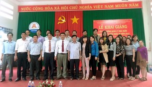 Toàn thể lớp học chụp hình lưu niệm