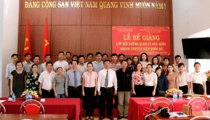 Học viên của lớp và các thầy cô chụp hình lưu niệm