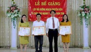 TS. Lê Văn Từ - Trưởng Phòng Quản lý đào tạo và Bồi dưỡng, Phân viện Học viện Hành chính Quốc gia khu vực Tây Nguyên trao giấy khen cho các học viên đạt thành tích xuất sắc