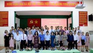 Học viên của lớp và các thầy cô chụp hình lưu niệm