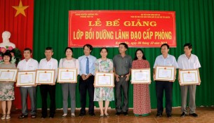 TS. Lê Văn Từ - Trưởng Phòng Quản lý đào tạo và Bồi dưỡng, Phân viện Học viện Hành chính Quốc gia khu vực Tây Nguyên trao chứng chỉ cho các học viên