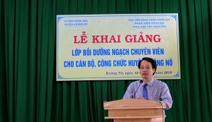 TS. Lê Văn Từ - Trưởng Phòng Quản lý đào tạo và Bồi dưỡng, Phân viện Học viện Hành chính Quốc gia khu vực Tây Nguyên phát biểu khai giảng lớp học