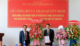 TS. Nguyễn Đăng Quế - Đảng ủy viên, Phó Giám đốc Học viện Hành chính Quốc gia, trao Quyết định cho TS. Thiều Huy Thuật