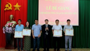 TS. Thiều Huy Thuật - Phó Giám đốc Phân viện Học viện Hành chính Quốc gia khu vực Tây Nguyên và Ông Y Mơ MLô - Phó Giám đốc Sở Nội vụ tỉnh Đắk Lắk trao giấy khen cho các học viên đạt thành tích xuất sắc