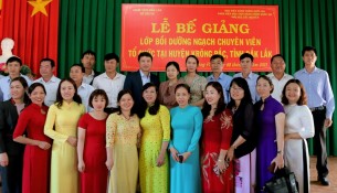 Lãnh đạo phân viện, Lãnh đạo Huyện, thầy cô giáo cùng toàn thể học viên của lớp chụp hình lưu niệm