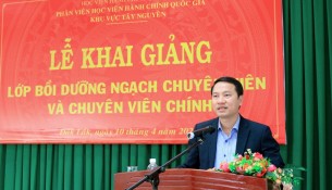 TS. Thiều Huy Thuật - Phó Giám đốc Phân viện Học viện Hành chính Quốc gia khu vực Tây Nguyên phát biểu khai giảng lớp học