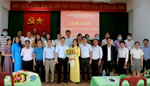 Lãnh đạo phân viện, thầy cô giáo cùng toàn thể học viên của lớp chụp hình lưu niệm