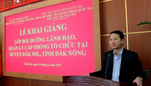 TS. Thiều Huy Thuật - Phó Giám đốc Phân viện Học viện Hành chính Quốc gia khu vực Tây Nguyên phát biểu tại buổi lễ