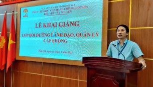 TS. Thiều Huy Thuật - Phó Giám đốc Phân viện HVHCQG KV Tây Nguyên phát biểu khai giang các lớp học.