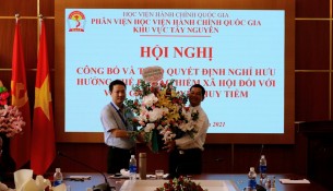 TS. Thiều Huy Thuật - Phó Giám đốc Phân viện HVHCQG KV Tây Nguyên trao Quyết định và tặng hoa chúc mừng ThS. Nguyễn Huy Tiềm