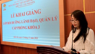 ThS. Lê Kim Loan - PTP Quản lý đào tạo, bồi dưỡng công bố các Quyết định liên quan đến lớp học.