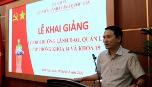 TS. Thiều Huy Thuật - Phó Giám đốc Phân viện HVHCQG KV Tây Nguyên phát biểu khai giảng lớp học.