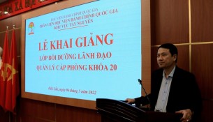 TS. Thiều Huy Thuật - Phó Giám đốc Phân viện HVHCQG KV Tây Nguyên phát biểu khai giảng lớp học