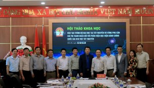 Các đại biểu tham dự Hội thảo chụp ảnh lưu niệm.