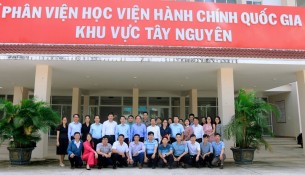 Đồng chí Vũ Chiến Thắng, Bí thư Đảng ủy Bộ, Thứ trưởng Bộ Nội vụ cùng toàn công tác chụp ảnh lưu niệm với tập thể viên chức Phân viện HVHCQG KV Tây Nguyên