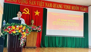 TS. Lê Văn Từ - Trưởng phòng Quản lý đào tạo và bồi dưỡng, Phân viện HVHCQG KV Tây Nguyên phát biểu khai giảng lớp học.