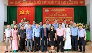 Đại biểu và học viên chụp hình lưu niệm