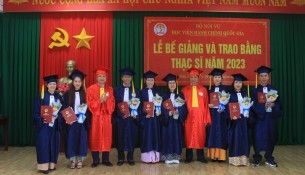 TS. Thiều Huy Thuật - Phó giám đốc phụ trách Phân viện và TS. Lê Văn Từ - Trưởng phòng quản lý ĐT&BD trao bằng cho các Tân Thạc sĩ