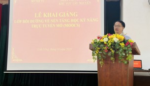 TS. Lê Văn Từ - Trưởng phòng quản lý đào tạo và bồi dưỡng phát biểu khai giảng lớp học