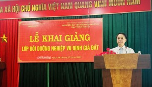 TS. Lê Văn Từ - Trưởng phòng quản lý ĐT&BD, Phân viện HVHCQG KV Tây Nguyên phát biểu khai giảng lớp học