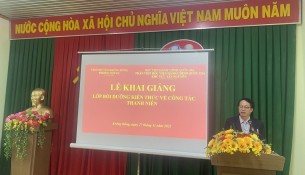 TS. Lê Văn Từ - Trưởng phòng Quản lý đào tạo và bồi dưỡng, Phân viện HVHCQG KV Tây Nguyên phát biểu khai giảng lớp học.