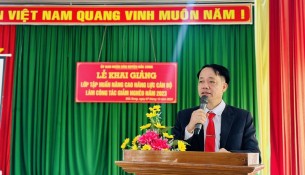 TS. Lê Văn Từ - Trưởng Phòng Quản lý Đào tạo, Bồi dưỡng, Phân viện HVHCQG KV Tây Nguyên phát biểu khai giảng lớp học