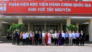 Lãnh đạo Phân viện, các thầy cô giáo, các học viên chụp ảnh lưu niệm.